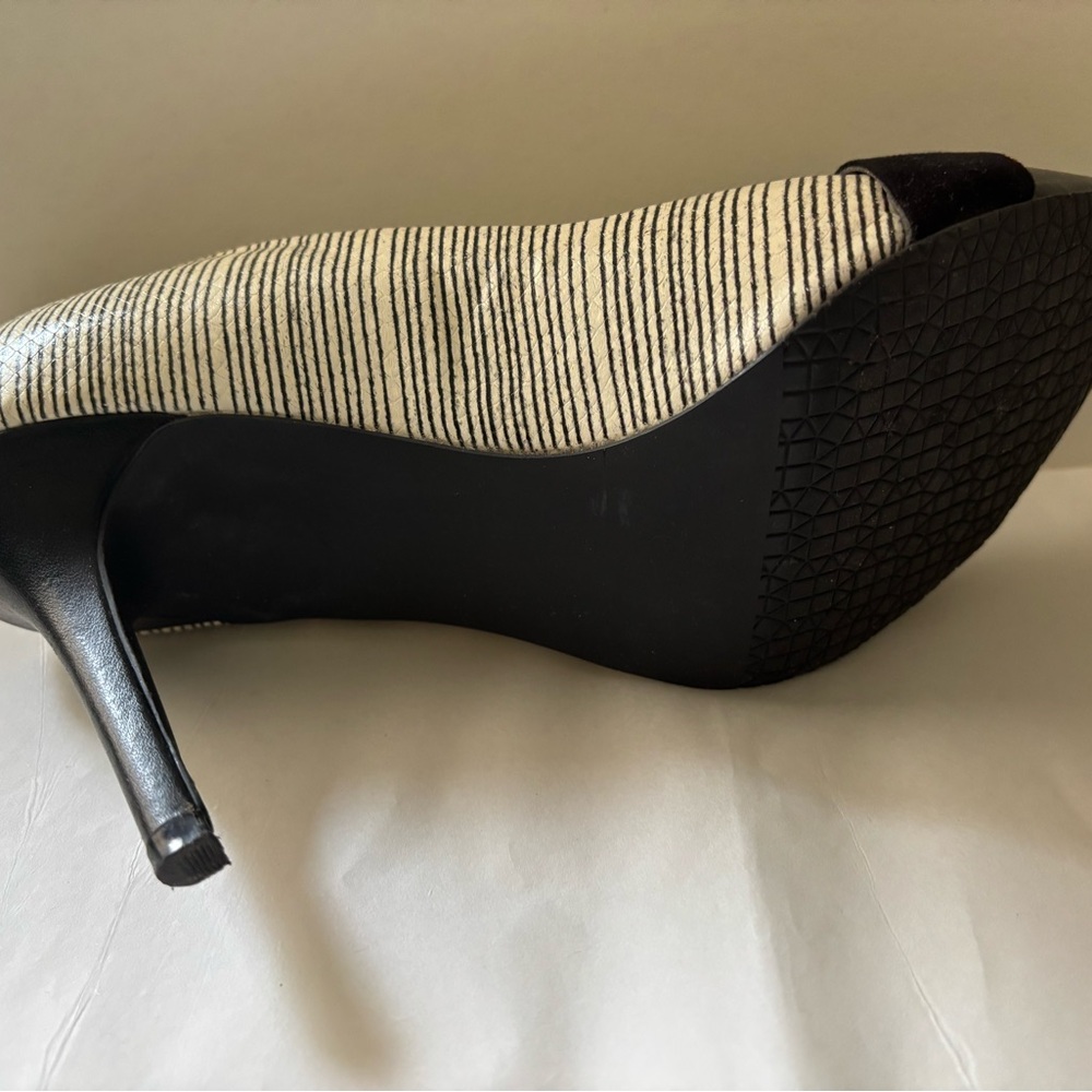 AUDREY BROOKE black and white striped Abbie leather heel. Size is 8.5 M - Picture 8 of 8
